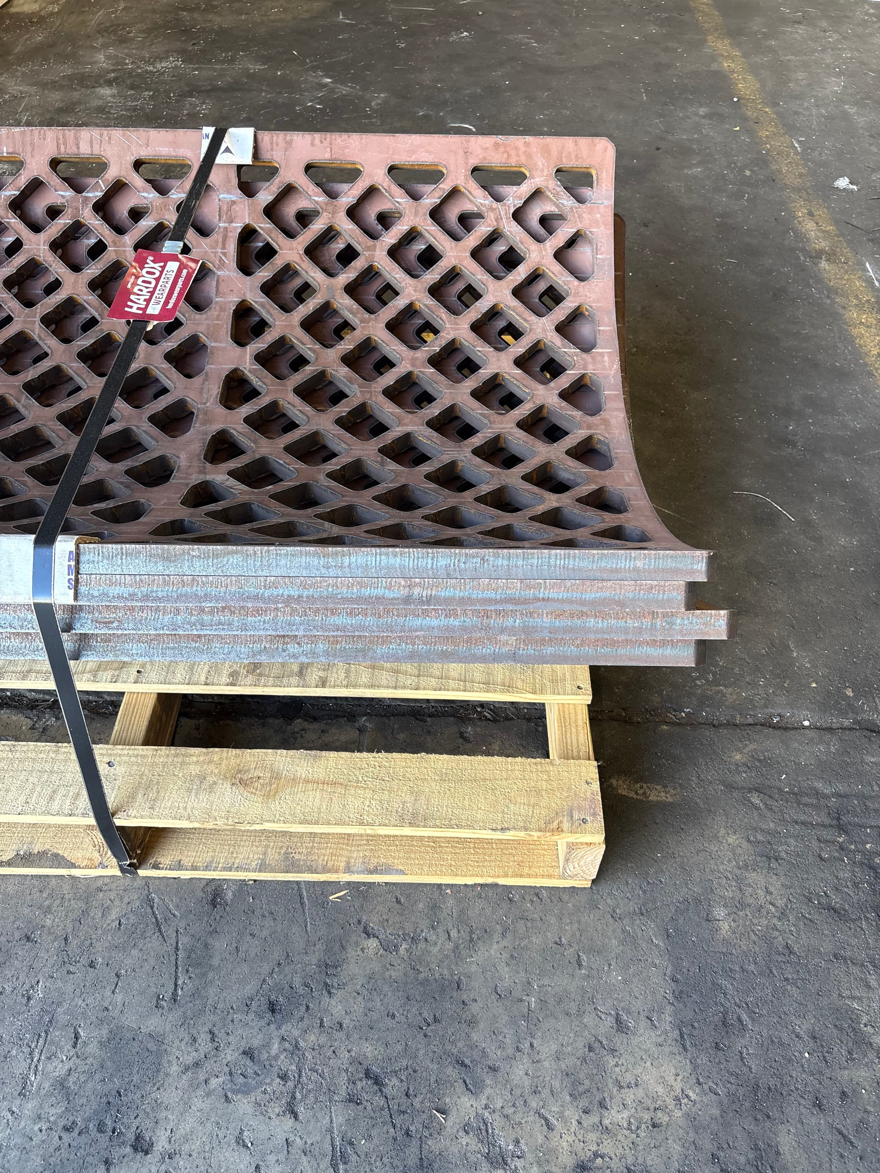 Diamond screen with HARDOX tag