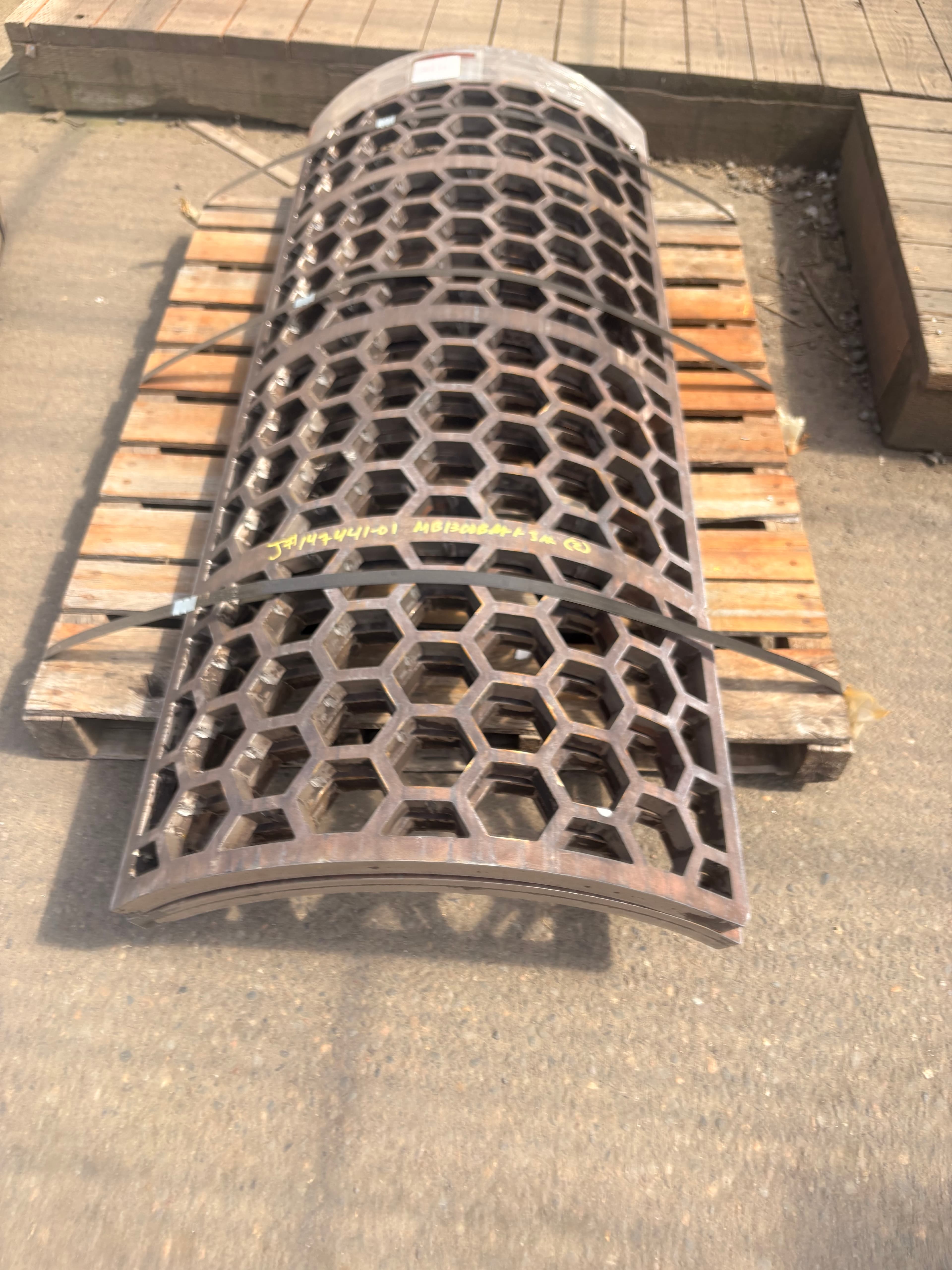 Curved hex screen section
