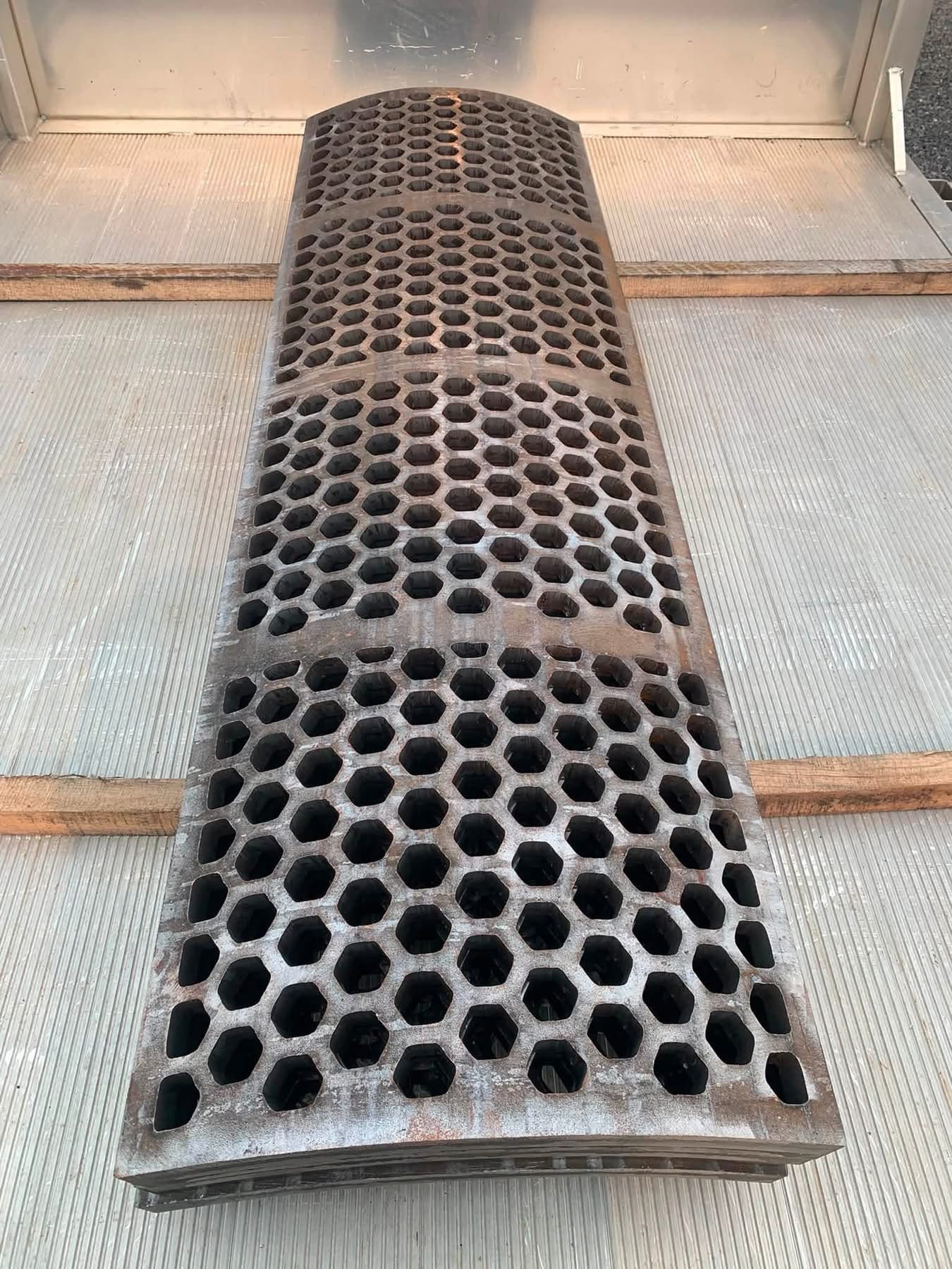 Stacked round-hole grinder screens